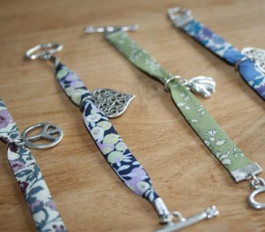 10 idées de bracelets tendances et faciles à faire 7 bracelet-liberty-peace-breloque-pas-cher