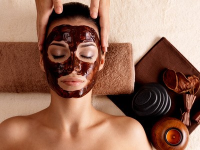 5 astuces beauté que vous ne connaissiez pas 3 Spa massage for woman with facial mask on face