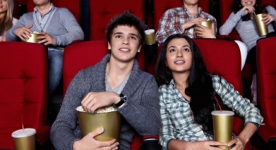 5 conseils pour garder son homme 3 premiere-sortie-couple-cinéma
