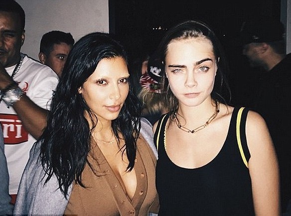 Top 30 des personnes les plus mal habillées 27 Kim-Kardashian-pour-prouver-qu-elle-etait-bien-a-l-anniversaire-de-Kendall-elle-devoile-ses-sourcils-decolores_portrait_w674