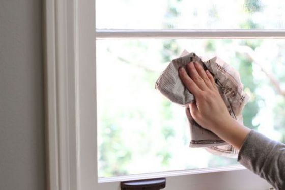 12 astuces originales pour nettoyer efficacement votre maison 1 nettoyer-vitre-papier-journal