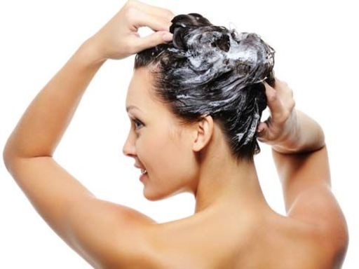 10 commandements beauté que toutes les filles devraient adopter 2 Reflexes-essentiels-beaux-cheveux_bon-shampooing_h_gallery_portrait