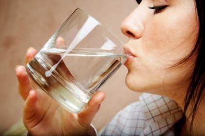 6 astuces pour avoir de l'énergie toute la journée 1 Les-bienfaits-de-leau-au-réveil