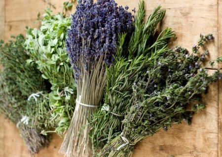 4 astuces pour se débarrasser de l'odeur du tabac froid 2 4-astuces-pour-eliminer-les-odeurs-de-tabac-froid-herbe-de-provence-450x318