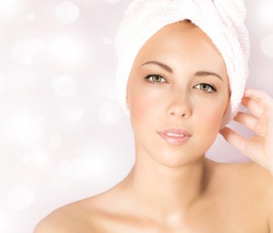 16 astuces beauté pour être tous les jours au top 3 Image of pretty woman in luxury spa salon, close up portrait of cute female isolated on pink blur glowing background, attractive young lady with perfect skin enjoying dayspa, beauty treatment