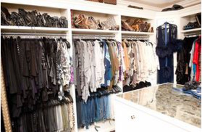 50 dressings qui vont vous faire tomber à la renverse 28 dans-le-dressing-de-khloe-kardashian-23759_w650