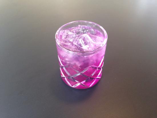 6 recettes pour faire des cocktails simples et sympas 3 violet-gin-and-tonic