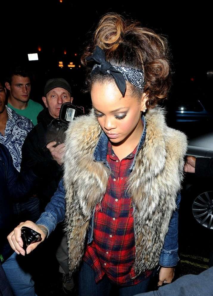 coiffure-bandeau-cheveux-Rihanna-noir-blanc-cheveux-queue-cheval-e1429538970904