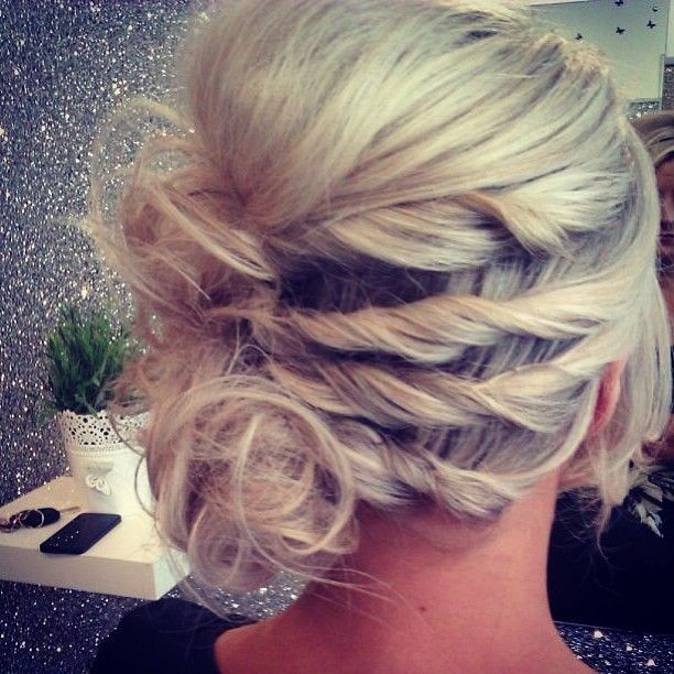Pretty-Holiday-HairUp