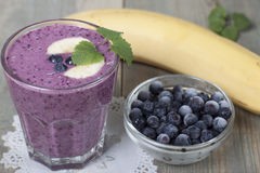 5 recettes de smoothies faciles 4 smoothies-des-myrtilles-et-de-la-banane-surgeles-avec-du-yaourt-53263278
