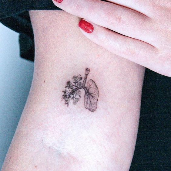 34 idées de premiers petits tatouages minimalistes 33