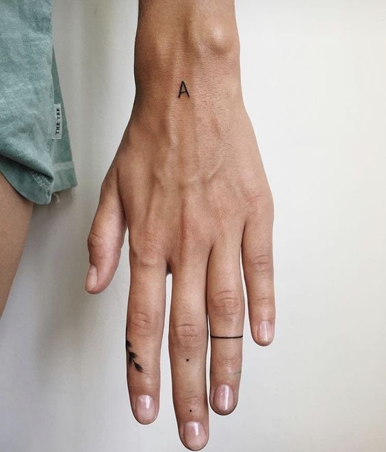 34 idées de premiers petits tatouages minimalistes 10