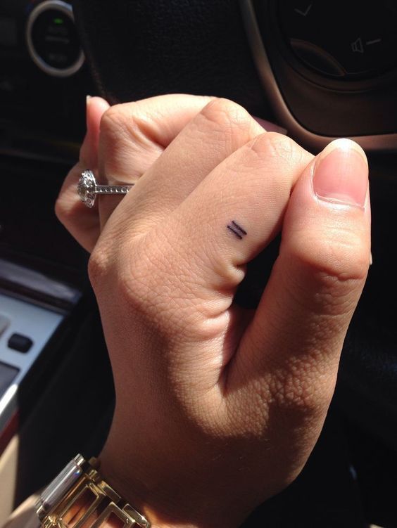 79 petits tatouages discrets et minimalistes qui prouvent que moins c'est plus 49 79 petits tatouages discrets et minimalistes qui prouvent que moins c'est plus 49