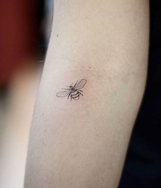 79 petits tatouages discrets et minimalistes qui prouvent que moins c'est plus 56