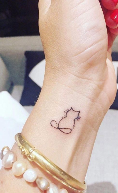 100 idées de tatouages pour les amoureux des chats 23