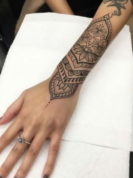 175 top idées de tatouages bras pour femme 138