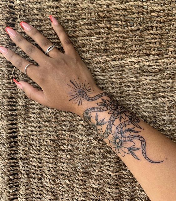 175 top idées de tatouages bras pour femme 18