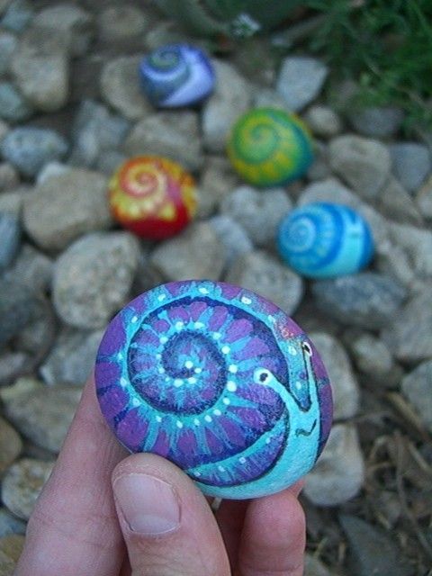33 idées avec des pierres peintes pour embellir le jardin 14