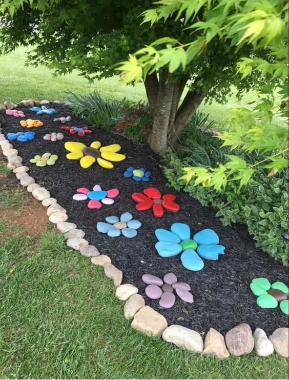 33 idées avec des pierres peintes pour embellir le jardin 20