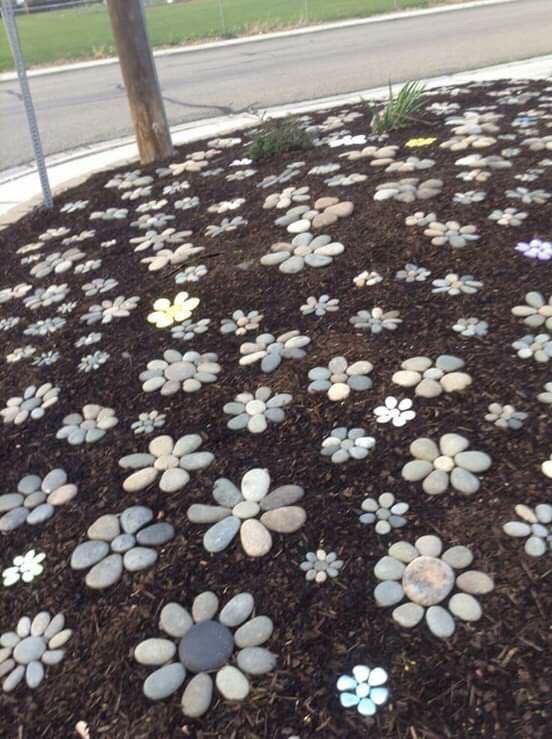 33 idées avec des pierres peintes pour embellir le jardin 26
