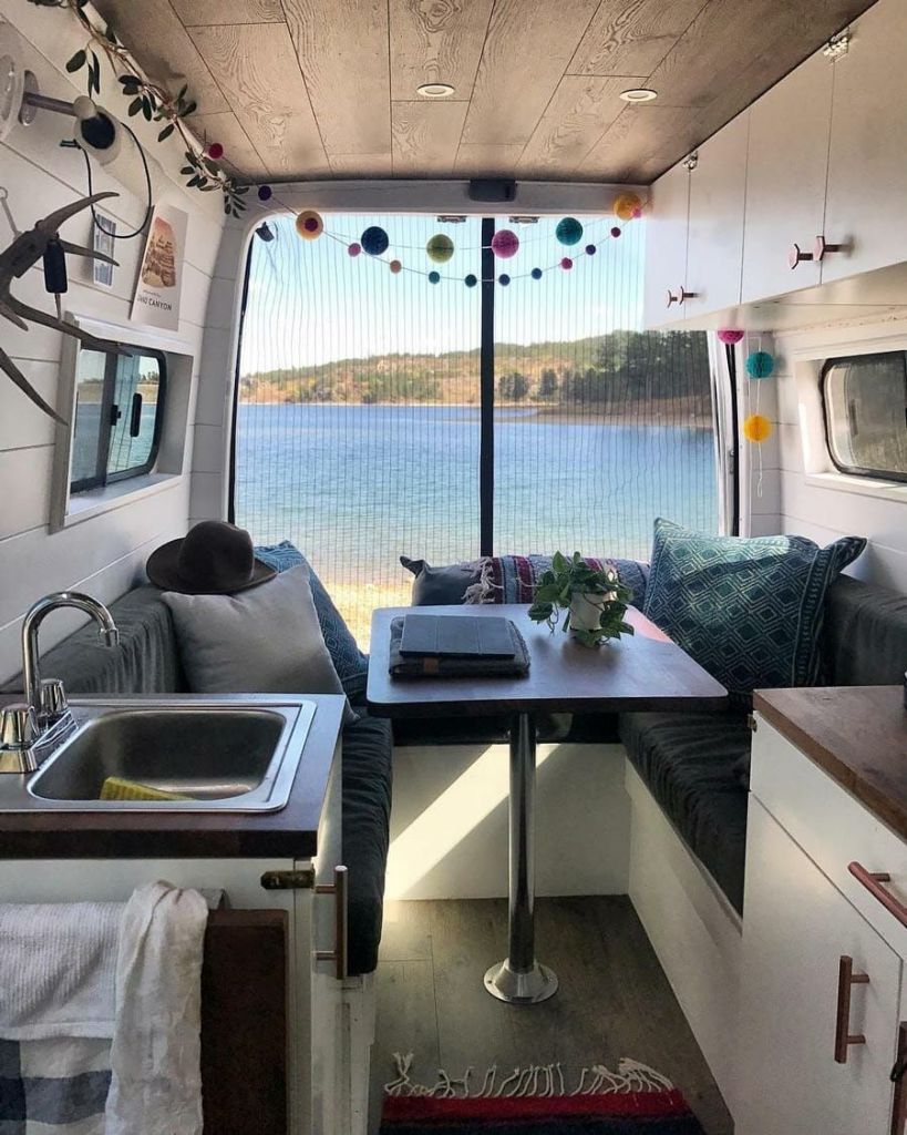 30 vans aménagés qui se transforment en caravane 25