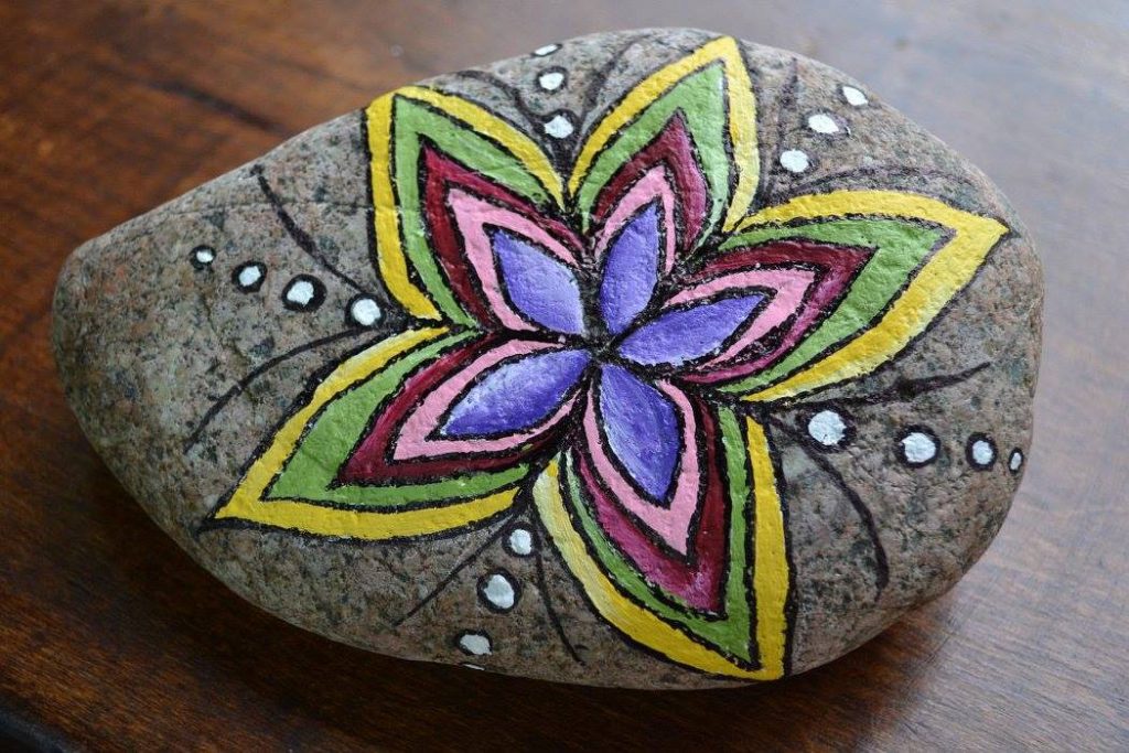 35 idées pour décorer votre jardin avec des pierres peintes 27