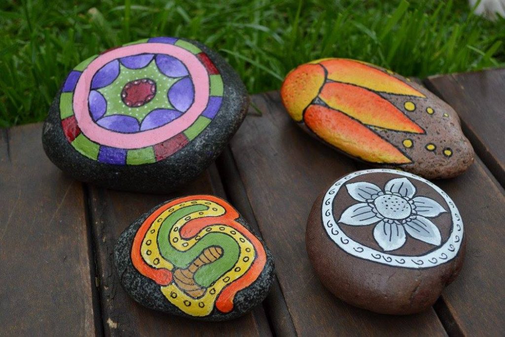 35 idées pour décorer votre jardin avec des pierres peintes 34
