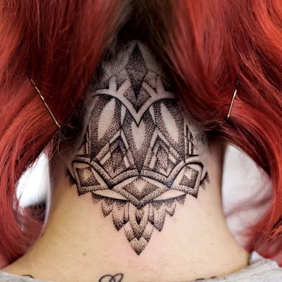 50 top idées de tatouages nuque pour femme 6