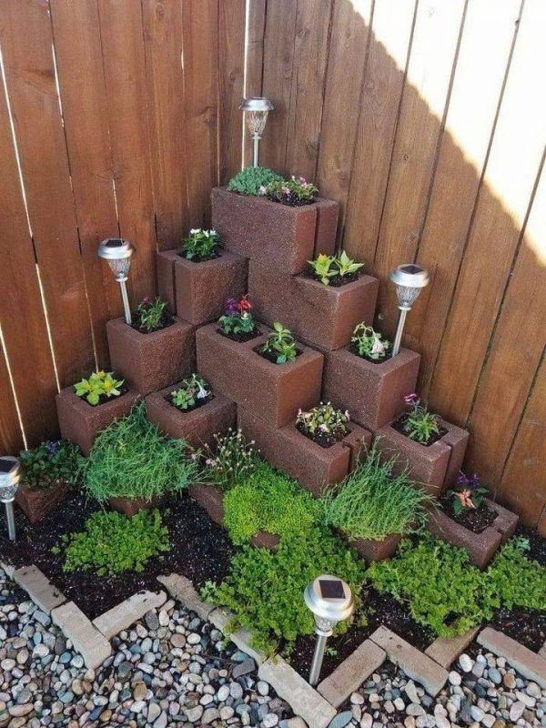 84 idées pour décorer le jardin avec des blocs en béton 5