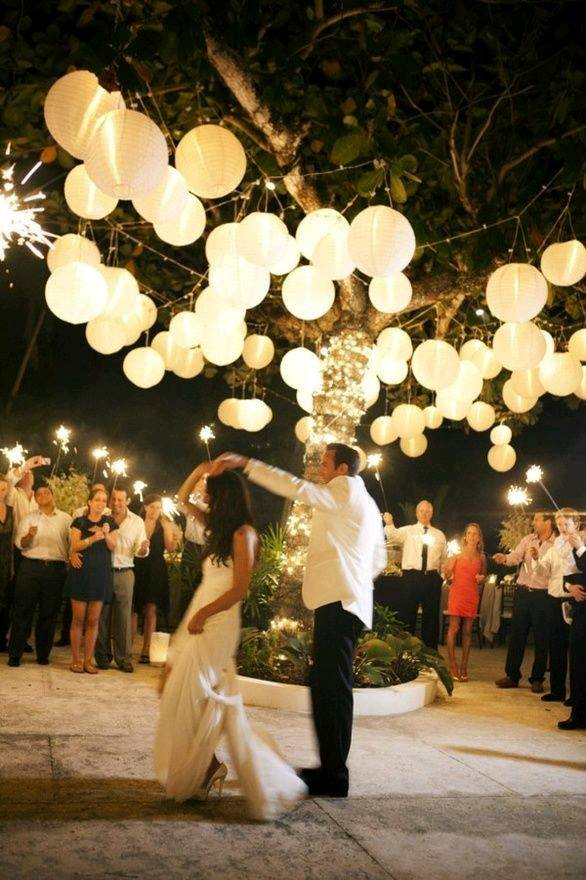 17 idées d'éclairages parfaits pour les mariages en plein air 2