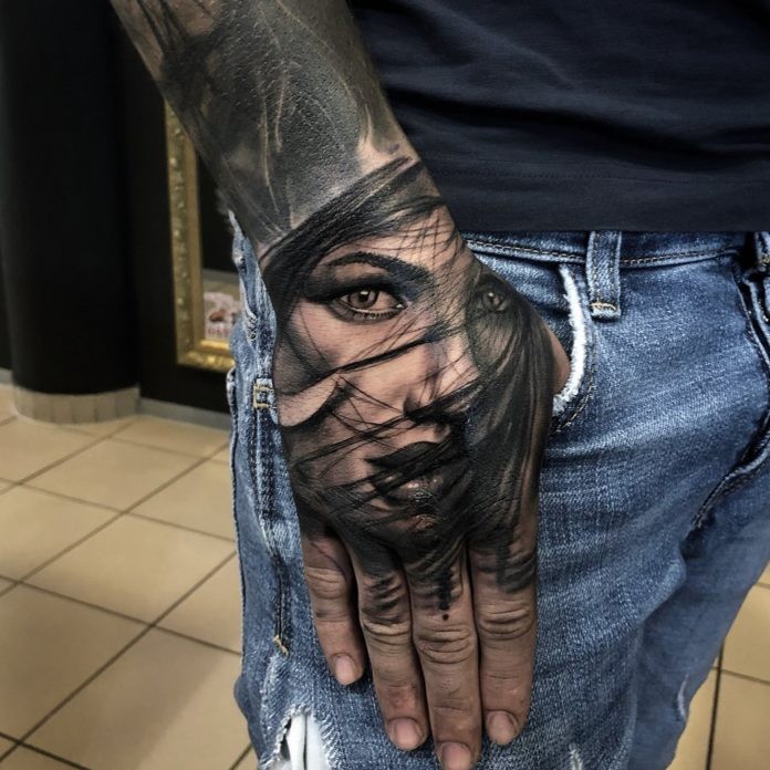 29 top idées de tatouages main pour homme 5