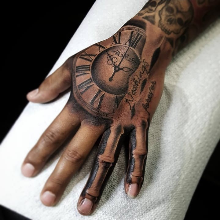 29 top idées de tatouages main pour homme 12