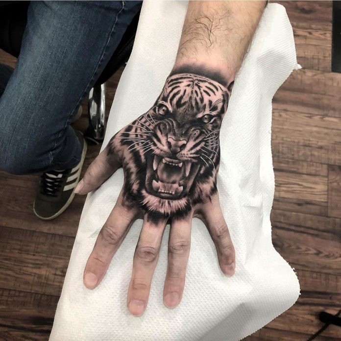 29 top idées de tatouages main pour homme 22