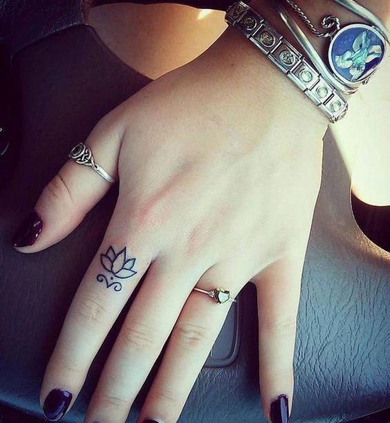Les 100 plus beaux tatouages de doigts 11