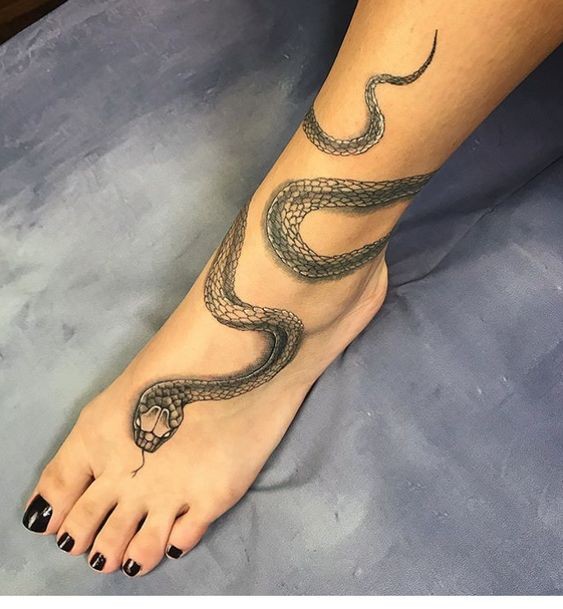 50 idées de tatouage serpent pour femme 12