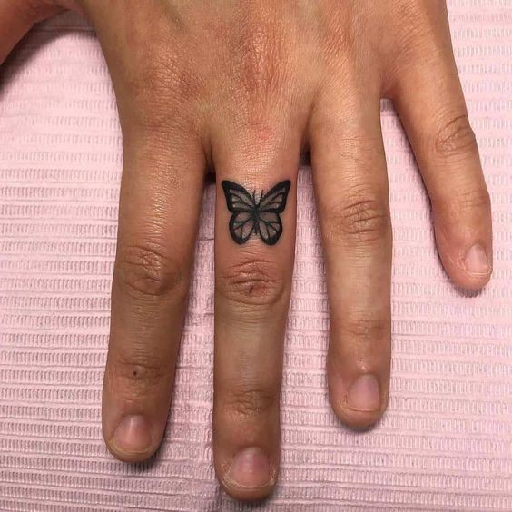 Les 100 plus beaux tatouages de doigts 12
