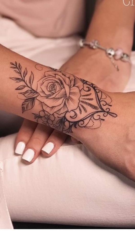 Les 100 plus beaux tatouages de poignet pour femme 12