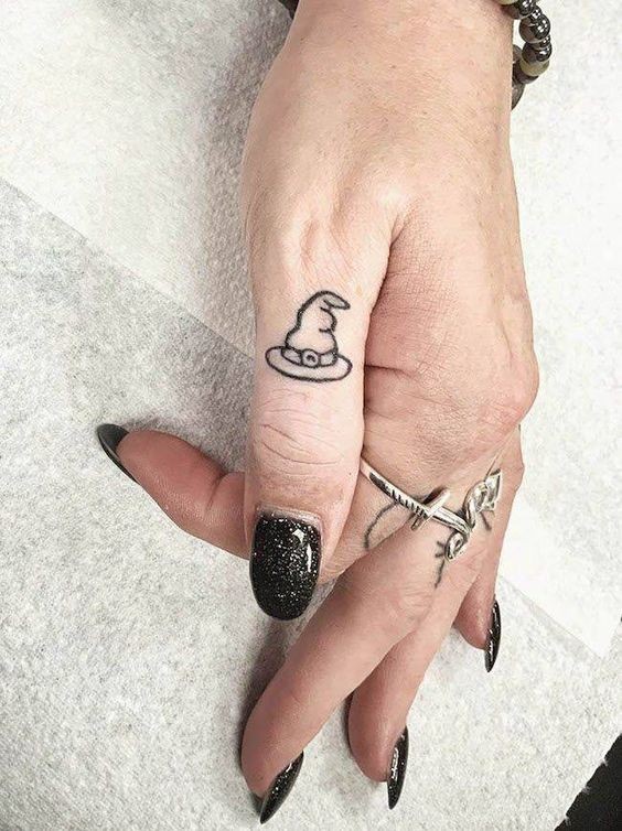 Les 100 plus beaux tatouages de doigts 13