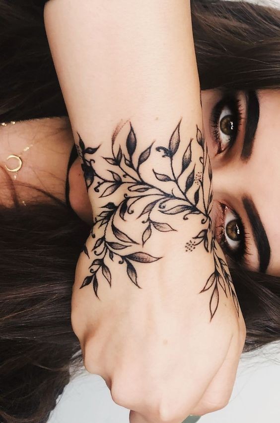 Les 100 plus beaux tatouages de poignet pour femme 13