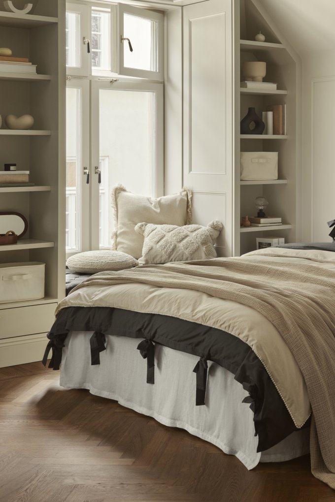 15 astuces pour faire une déco de chambre cocooning 15 Aménagez un coin cosy près de la fenêtre