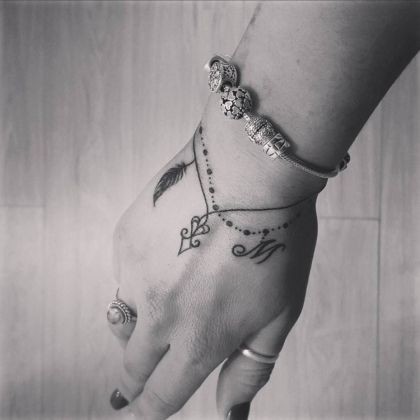 Les 100 plus beaux tatouages bracelet femme 14