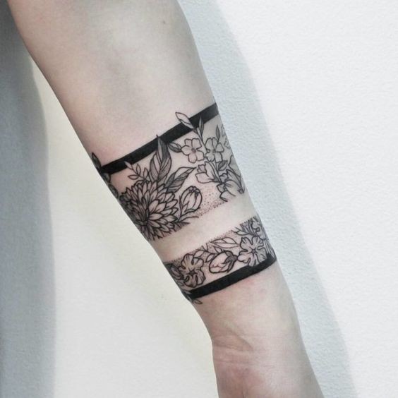 Les 100 plus beaux tatouages bracelet femme 15