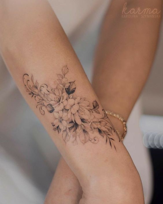 Les 100 plus beaux tatouages de poignet pour femme 15