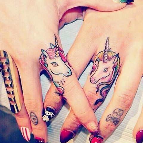Les 100 plus beaux tatouages de doigts 16