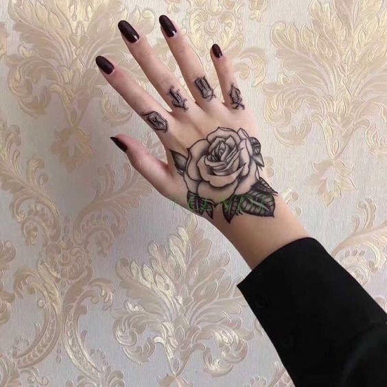 Les 100 plus beaux tatouages de poignet pour femme 17