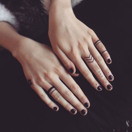 Les 100 plus beaux tatouages de doigts 18
