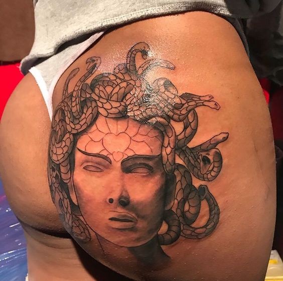 50 idées de tatouage serpent pour femme 19