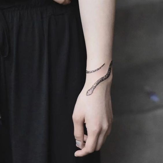 Les 100 plus beaux tatouages bracelet femme 2
