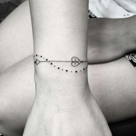 Les 100 plus beaux tatouages bracelet femme 21