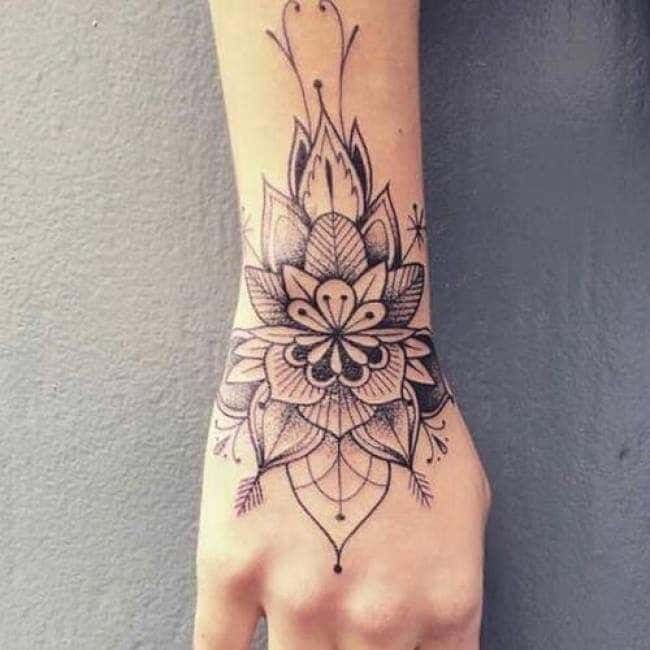 Les 100 plus beaux tatouages de poignet pour femme 21